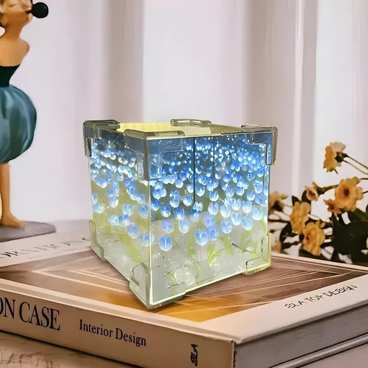 Lámpara decorativa en forma de cubo, color azul, material acrílico, con flores y luz LED.