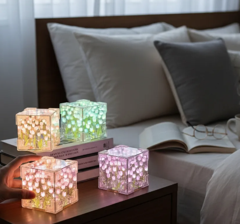 Lámparas decorativas LED en forma de cubo, colores verde, rosa y blanco, ideales para ambientar noches.