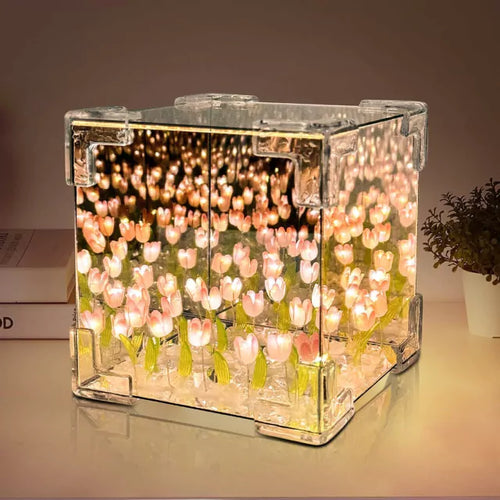 Lámpara decorativa en forma de cubo con flores rosas y luz LED, material acrílico, ideal para ambientes acogedores.